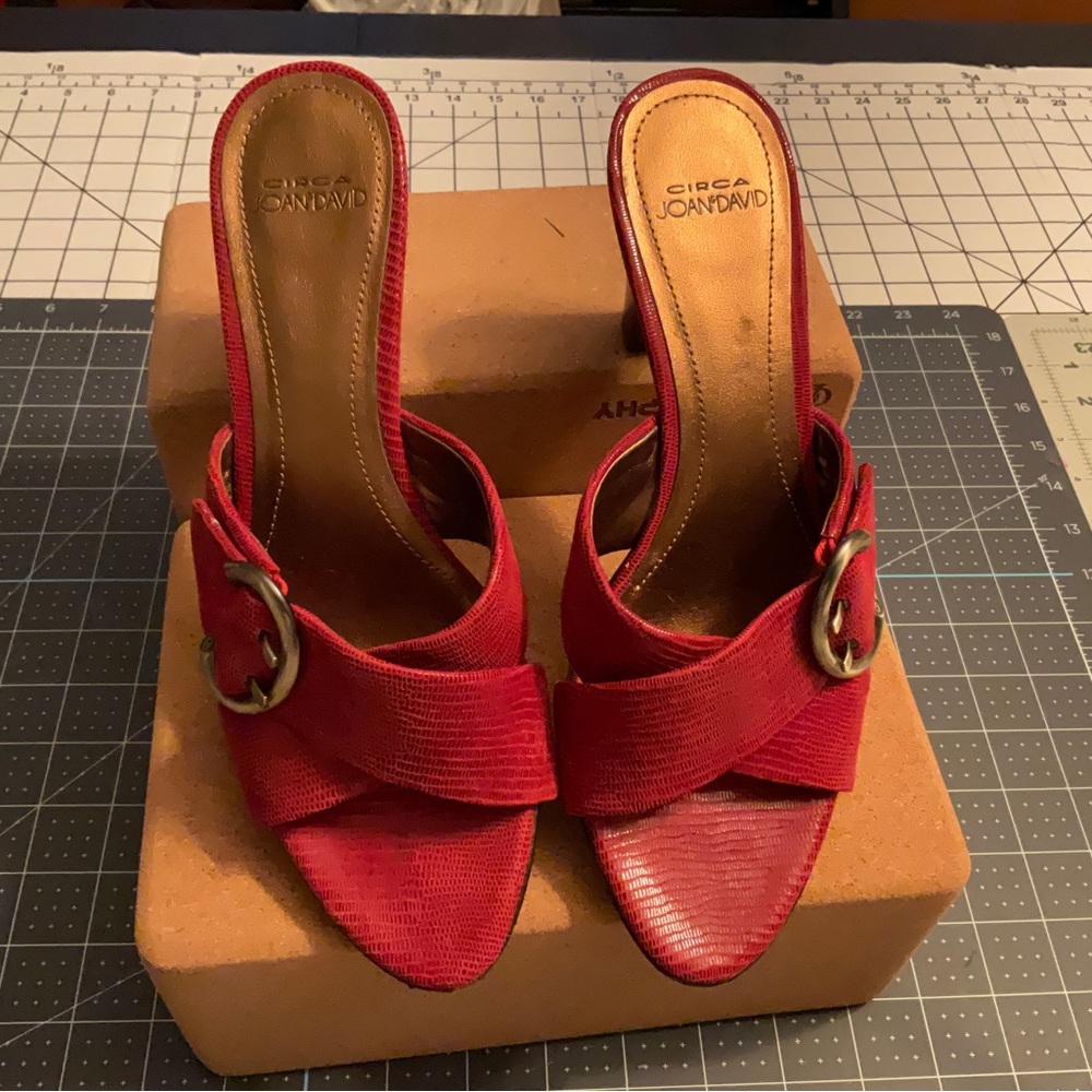 Circa Joan & David. Slide pump.